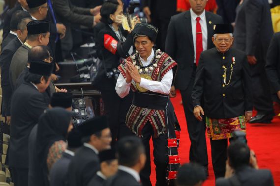 Jokowi: Sudah Nasib Presiden jadi Tameng dan Fotonya Dipasang Bareng Bakal Capres - JPNN.COM