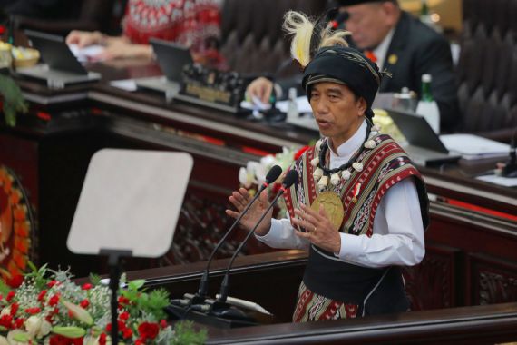Busana Tanimbar yang Dipakai Jokowi Punya Pesan Hati-Hati - JPNN.COM