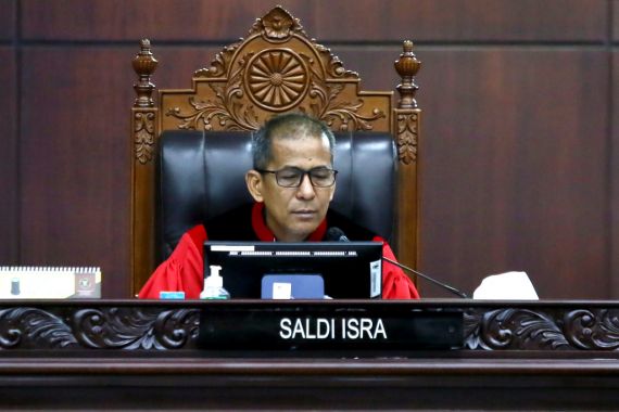 3 Hakim MK Dissenting Opinion, Saldi Isra Setuju Jokowi Manfaatkan Bansos dan Aparat untuk Paslon 02 - JPNN.COM