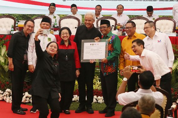 Mbak Puan Pegang Kamera, Ganjar dan Mahfud yang Bergaya - JPNN.COM