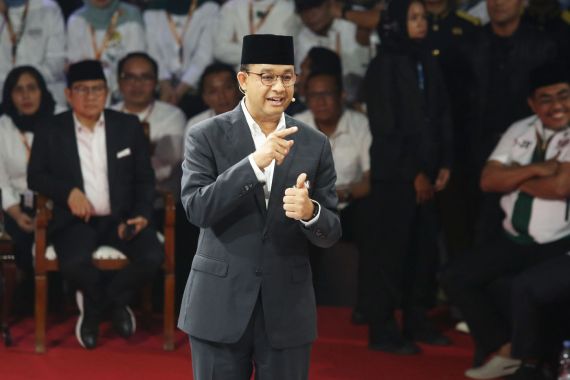 Debat Perdana Capres, Anies Didukung Ayah Korban Tewas Kerusuhan Pilpres 2019 - JPNN.COM