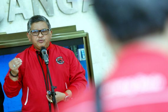 Hasto Terima Laporan, Ada Paket Bansos Ditumpuk di Kantor Golkar Yogyakarta  - JPNN.COM