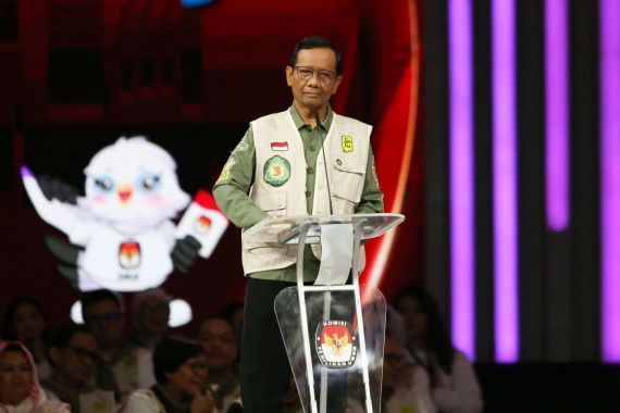 Jokowi & Menteri Beda Omongan soal Makan Siang Gratis, Tanggapan Mahfud MD Agak Kritis - JPNN.COM