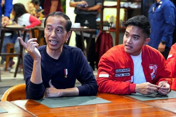 Krisis Etika Jokowi dan Peribahasa Guru Kencing Berdiri, Murid Kencing Berlari - JPNN.COM