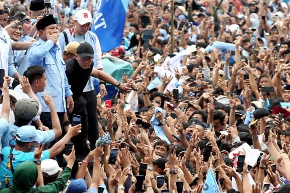 GBK Heboh saat Prabowo Sebut Nama Titiek Soeharto, Calon Ibu Negara? - JPNN.COM