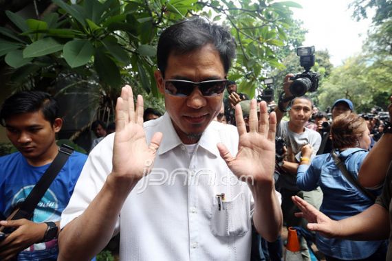 Munarman Dituntut 8 Tahun Penjara, Dia Jawab Begini saat Ditanya Hakim - JPNN.COM
