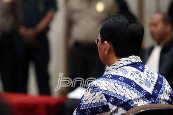 Bacakan Surat Ahok, Veronika Tan Terdiam, Lalu Menangis - JPNN.COM