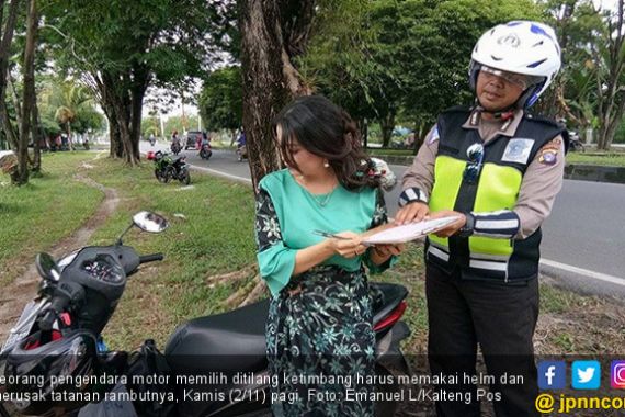 Emak-Emak Tak Pakai Helm Siap Dicegat Pak Polisi - JPNN.COM