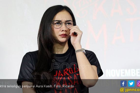 Aura Kasih Marah Besar Disebut Idap HIV/AIDS - JPNN.COM