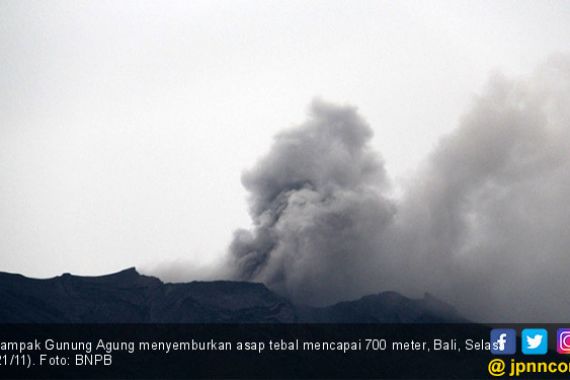 Hujan Abu dan Asap Tebal dari Puncak Gunung Agung - JPNN.COM