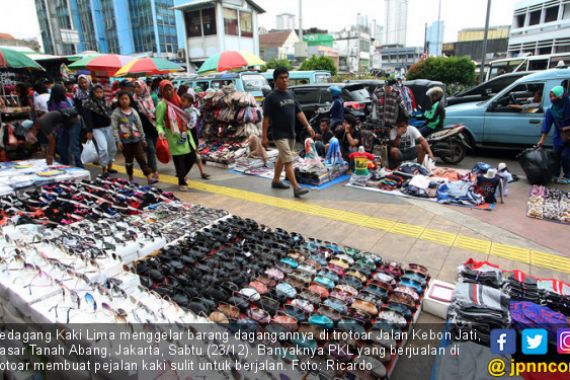 PKL Banjiri Trotoar Jakarta, Bukti Anies Tak Mampu Atasi Pengangguran - JPNN.COM