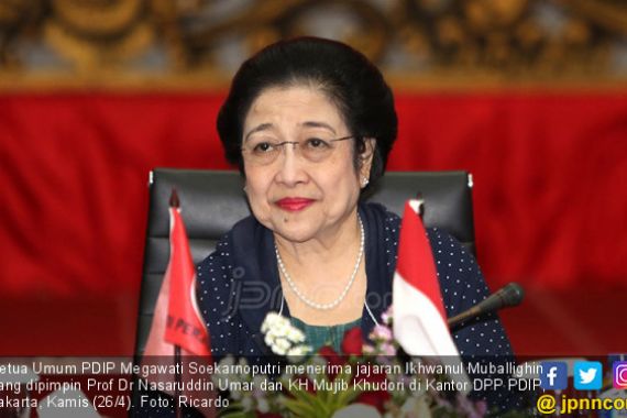 Senyum Megawati Usai Ditemui Demokrat - JPNN.COM