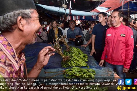 Jokowi - Sandi Berebut Perhatian Emak-Emak di Pasar - JPNN.COM