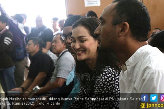 Atiqah Hasiholan Berharap Tak Ada Unsur Politis dalam Kasus Ibunya - JPNN.COM