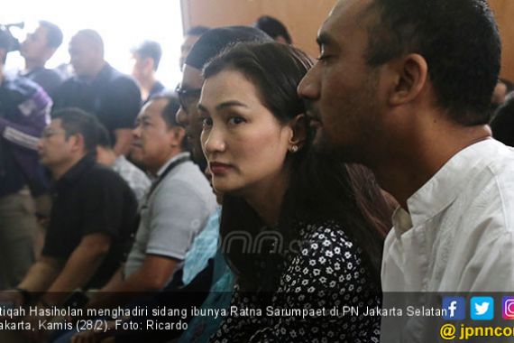 Penuhi Janji, Atiqah Hasiholan Temani Ratna Sarumpaet Disidang - JPNN.COM