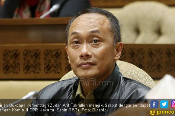 Respons Dirjen Dukcapil soal Sertifikat Vaksin Presiden Jokowi Viral di Medsos - JPNN.COM