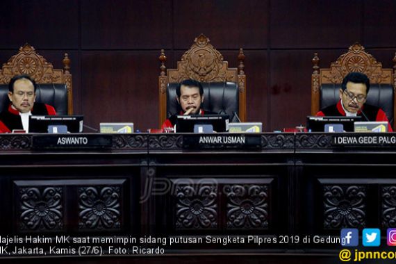 Sidang Putusan Sengketa Pilpres : MK Tolak Permohonan Prabowo - Sandiaga Seluruhnya - JPNN.COM