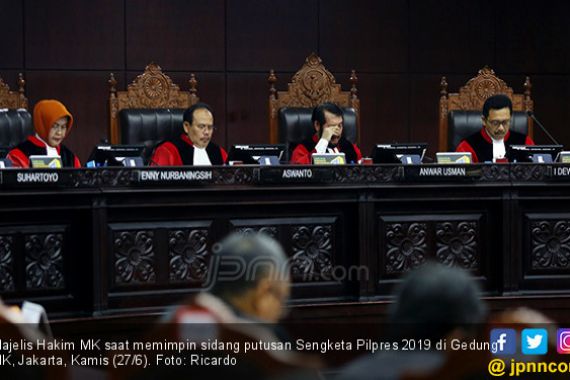 9 Hakim MK Kompak Tolak Permohonan Prabowo - Sandi - JPNN.COM