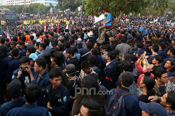 BACA! Ini Daftar Fasilitas Publik di Jakarta yang Rusak Saat Demo Mahasiswa - JPNN.COM