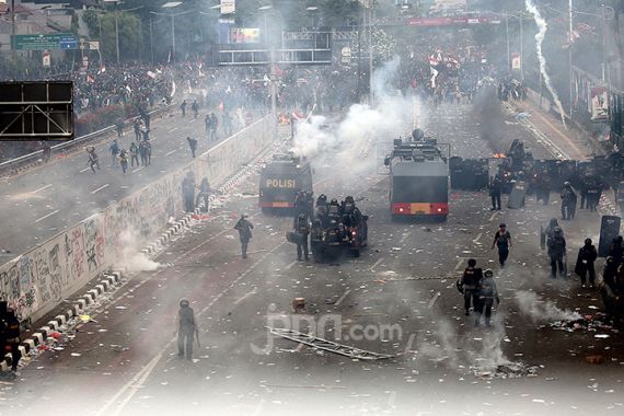 Demo di Sekitar Gedung DPR Memanas, Polisi Tembakkan Gas Air Mata - JPNN.COM