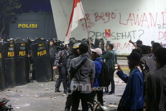65 Polisi Jadi Korban Demo Mahasiswa Tolak RUU KHUP - JPNN.COM