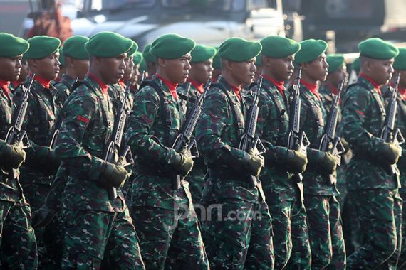 Gladi Bersih HUT TNI, Ribuan Pasukan Berbaris hingga Beratraksi - JPNN.COM