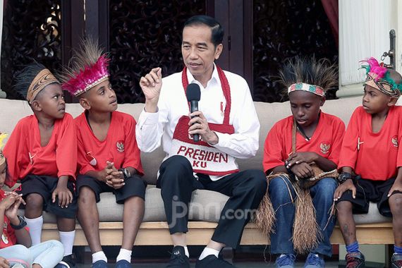 Cara Presiden Jokowi Bayar Janji kepada Anak-anak Papua - JPNN.COM