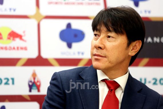 Gagal Bawa Indonesia Rebut Emas SEA Games 2021, Shin Tae Yong Langsung Tebar Janji Manis - JPNN.COM