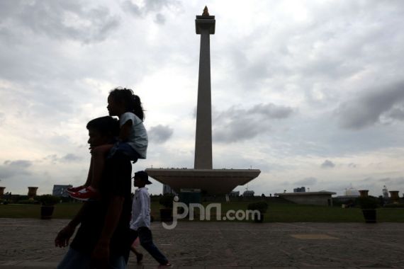 Anak Buah Heru Budi Siagakan Petugas Kebersihan di Monas hingga Kota Tua - JPNN.COM