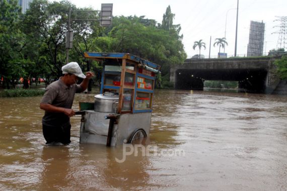 Jakarta Banjir Lagi, #4niesTenggelamkanDKI Masuk Trending Topic - JPNN.COM