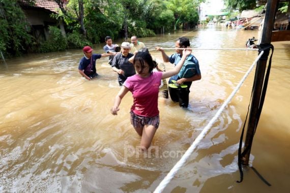 Brebes Banjir Setinggi 150 Cm, Warga Mengungsi ke Koramil - JPNN.COM