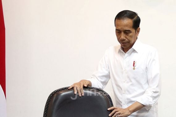 Jokowi Lantik Anggota KPU dan Bawaslu, Simak Isi Sumpahnya - JPNN.COM