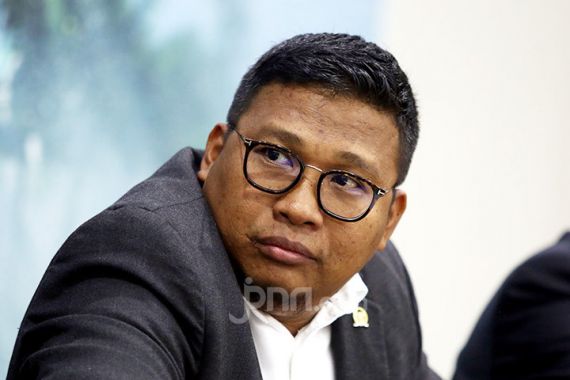 Upah Murah Kejadian, Irwan Fecho: Masa Depan Buruh Dikubur UU Ciptaker - JPNN.COM