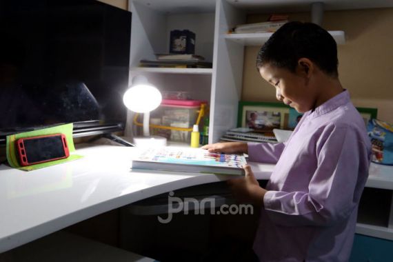 7 Kiat Menjaga Kesehatan Mata Anak selama Sekolah Online - JPNN.COM