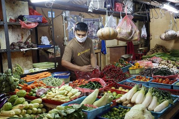 Daftar Harga Bahan Pokok, Cabai, Bawang, hingga Minyak Goreng di Pasar Jakarta - JPNN.COM