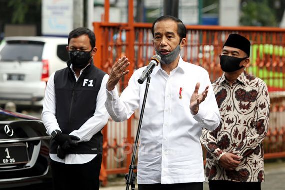 Jokowi Lambaikan Tangan di Tengah Kerumunan, Kubu Habib Rizieq Merespons Begini - JPNN.COM