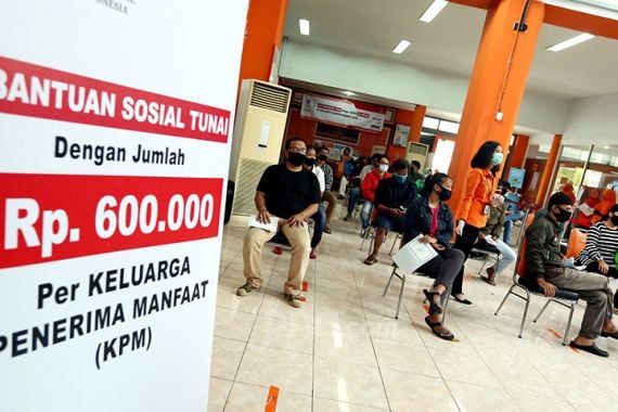 Buku Dilema Bansos, Catatan Perjalanan Jokowi Bagi-Bagi Bantuan Sosial Menjelang Pilpres - JPNN.COM