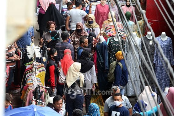 Tumpah Ruah Masyarakat ke Pasar Tanah Abang, Begini Respons Polda Metro Jaya - JPNN.COM