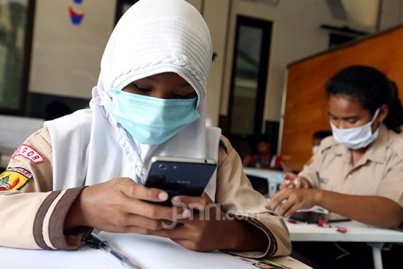 Kemenkominfo Ajak Pelajar Melek Literasi Digital Berbasis Kearifan Lokal - JPNN.COM