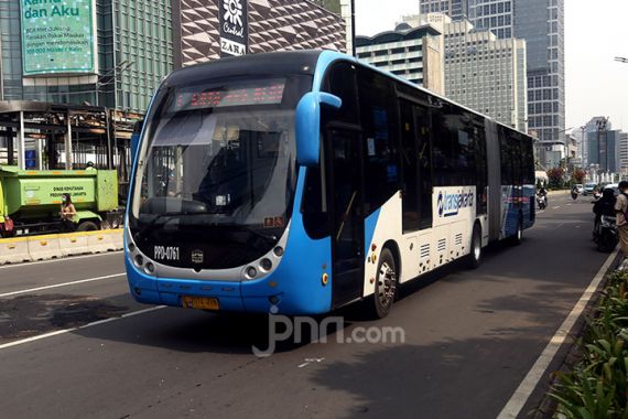 Sopir Bus TransJakarta ke Toilet, Lupa Tarik Rem, Terjadilah - JPNN.COM