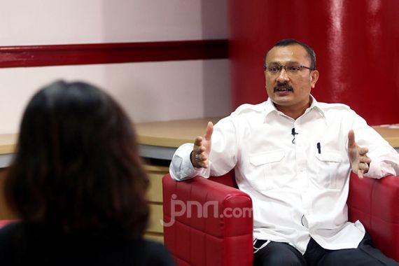 Novel Baswedan Cs Dilepas Puluhan Pegawai KPK, Komentar Ferdinand Hutahaean Menohok - JPNN.COM
