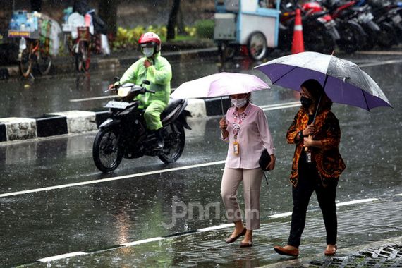 Simak Prakiraan Cuaca Besok Selasa, Warga di Sumatra dan Kalimantan Wajib Waspada - JPNN.COM