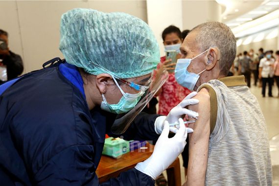 Jemaah Umrah yang Pakai Vaksin Ini, tak Perlu Karantina Masuk Arab Saudi - JPNN.COM