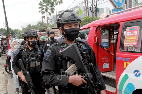 Densus 88 Tangkap Seorang ASN Guru Terduga Teroris di Sampang - JPNN.COM