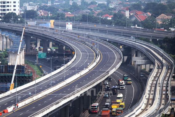 Prioritaskan One Way Arus Balik Menuju Jakarta, Akses ke Tol Cikampek Ditutup - JPNN.COM