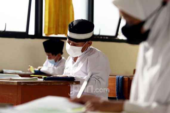 SD di Bekasi Mulai Pembelajaran Tatap Muka, Polisi dan TNI Ikut Mengawasi - JPNN.COM