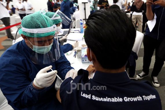 Buntut Rencana Pabrik Vaksin dari China, Legislator Kecam Luhut Binsar - JPNN.COM