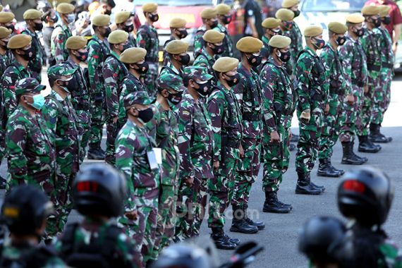Pengamat Tidak Setuju Prajurit TNI Dilibatkan Jaga Pertandingan Sepak Bola - JPNN.COM