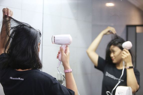 4 Tips Merawat Rambut yang Sering Diwarnai - JPNN.COM