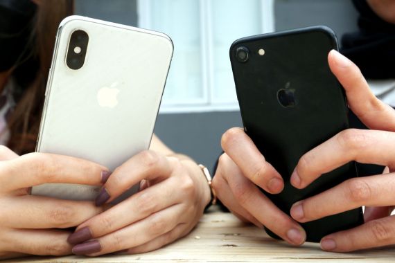 Tiongkok Memperluas Pelarangan Penggunaan Ponsel iPhone - JPNN.COM